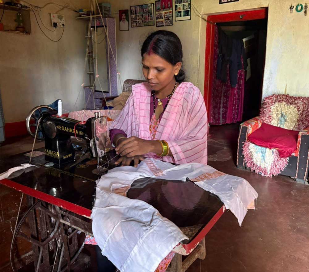 पार्वती बघेल घर बैठे कर रहीं अतिरिक्त आमदनी, छोटी बचत से संवार रहीं बेटी का भविष्य पार्वती बघेल घर बैठे कर रहीं अतिरिक्त आमदनी, छोटी बचत से संवार रहीं बेटी का भविष्य
