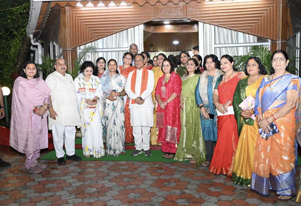 मुख्यमंत्री विष्णु देव साय ने पत्रकार निशा द्विवेदी की पुस्तक ‘महतारी वंदन अभिनंदन’ का किया विमोचन मुख्यमंत्री विष्णु देव साय ने पत्रकार निशा द्विवेदी की पुस्तक ‘महतारी वंदन अभिनंदन’ का किया विमोचन