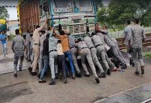 एकता, साहस और सेवा भाव का परिचय देते हुए जवानों ने माल से भरे ट्रक को रेलवे ट्रैक से सुरक्षित दूरी तक पहुंचाया