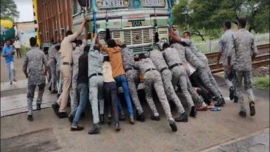 एकता, साहस और सेवा भाव का परिचय देते हुए जवानों ने माल से भरे ट्रक को रेलवे ट्रैक से सुरक्षित दूरी तक पहुंचाया एकता, साहस और सेवा भाव का परिचय देते हुए जवानों ने माल से भरे ट्रक को रेलवे ट्रैक से सुरक्षित दूरी तक पहुंचाया