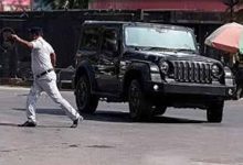 Amritsar में Thar का खतरनाक स्टंट, ड्राइविंग सीट छोड़ दरवाजे पर खड़ा होकर चलाई गाड़ी