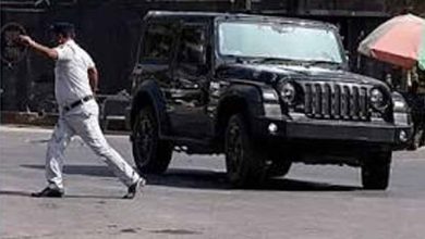 Amritsar में Thar का खतरनाक स्टंट, ड्राइविंग सीट छोड़ दरवाजे पर खड़ा होकर चलाई गाड़ी