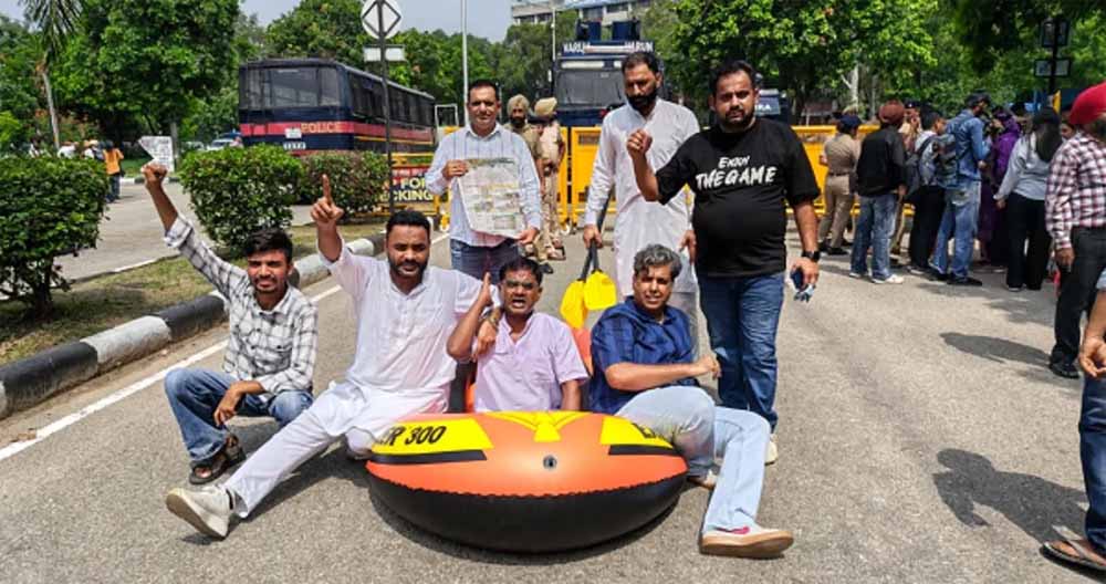 Chandigarh News: जलभराव के मुद्दे पर निगम बैठक में हंगामा, AAP राफ्टिंग बोट लेकर पहुंची