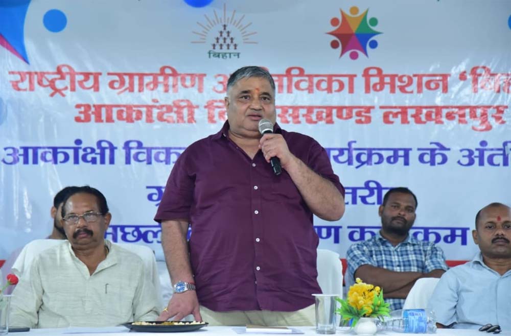 पर्यटन एवं संस्कृति मंत्री राजेश अग्रवाल ने लखनपुर में मछली बीज वितरण कार्यक्रम में की सहभागिता, महिला स्व-सहायता समूहों को आर्थिक रूप से सशक्त बनाने पर दिया जोर