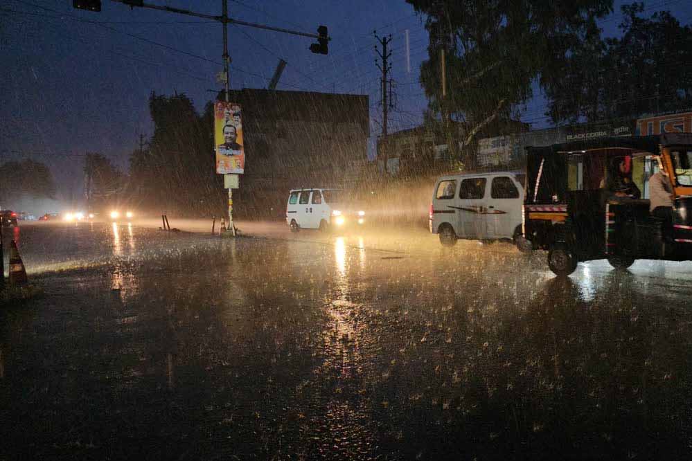 पंजाब में बारिश का दौर जारी! पठानकोट में जलभराव, कई शहरों में आज बारिश का अलर्ट; मानसून 28% कमजोर पंजाब में बारिश का दौर जारी! पठानकोट में जलभराव, कई शहरों में आज बारिश का अलर्ट; मानसून 28% कमजोर