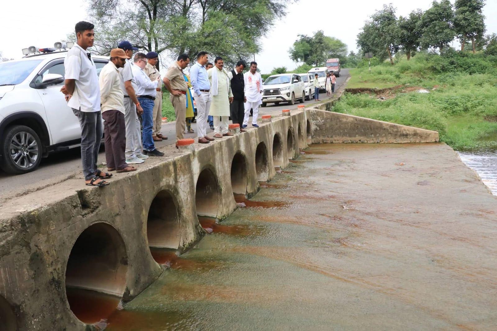 प्रदूषित जल के प्रभाव एवं समाधान के लिए कलेक्टर-एसपी ने किया मेघनगर क्षेत्र का निरीक्षण प्रदूषित जल के प्रभाव एवं समाधान के लिए कलेक्टर-एसपी ने किया मेघनगर क्षेत्र का निरीक्षण
