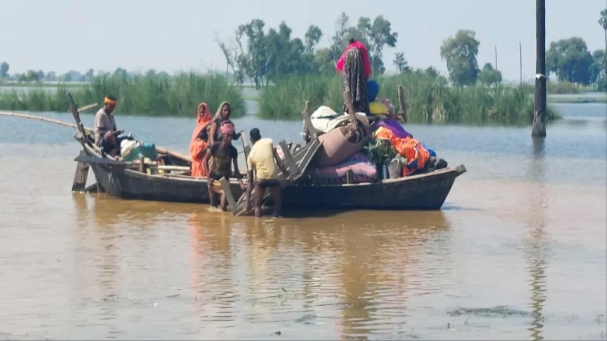 सिवान में बाढ़ से बेहाल दियारा क्षेत्र, स्कूल चारों तरफ से पानी से घिरा