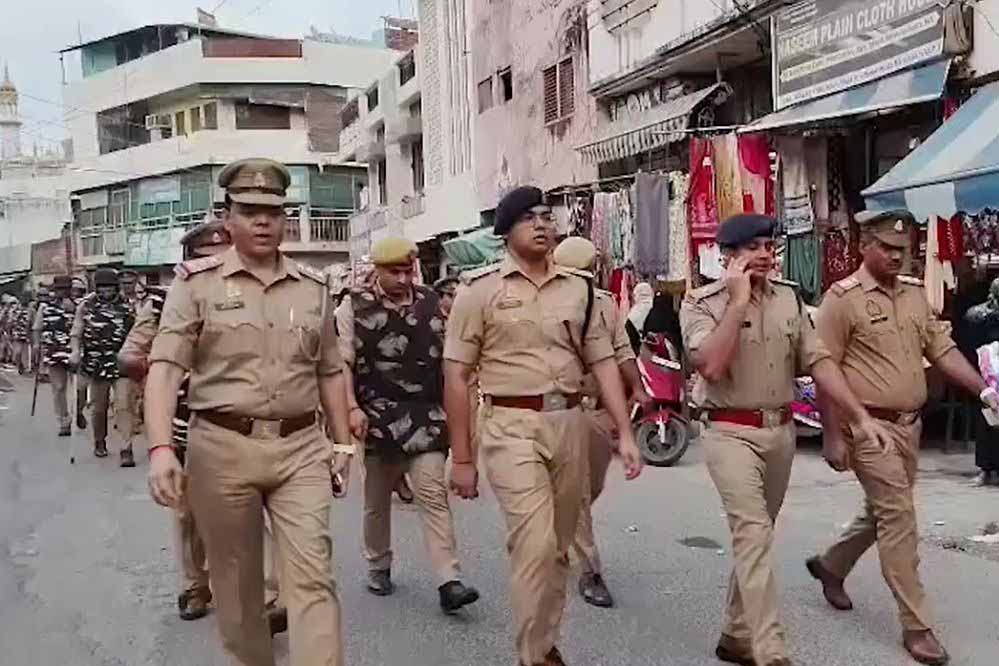 सहारनपुर में मस्जिद विवाद के बाद मुजफ्फरनगर में बढ़ी सुरक्षा, जुमे से पहले सड़कों पर उतरी पुलिस