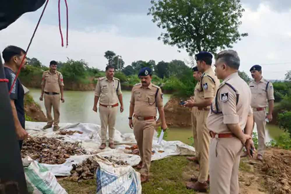 जहरीली शराब केस में पुलिस की बड़ी कार्रवाई, रवि लखेरा के पैर में लगी गोली; 26 पेटी शराब भी बरामद जहरीली शराब केस में पुलिस की बड़ी कार्रवाई, रवि लखेरा के पैर में लगी गोली; 26 पेटी शराब भी बरामद