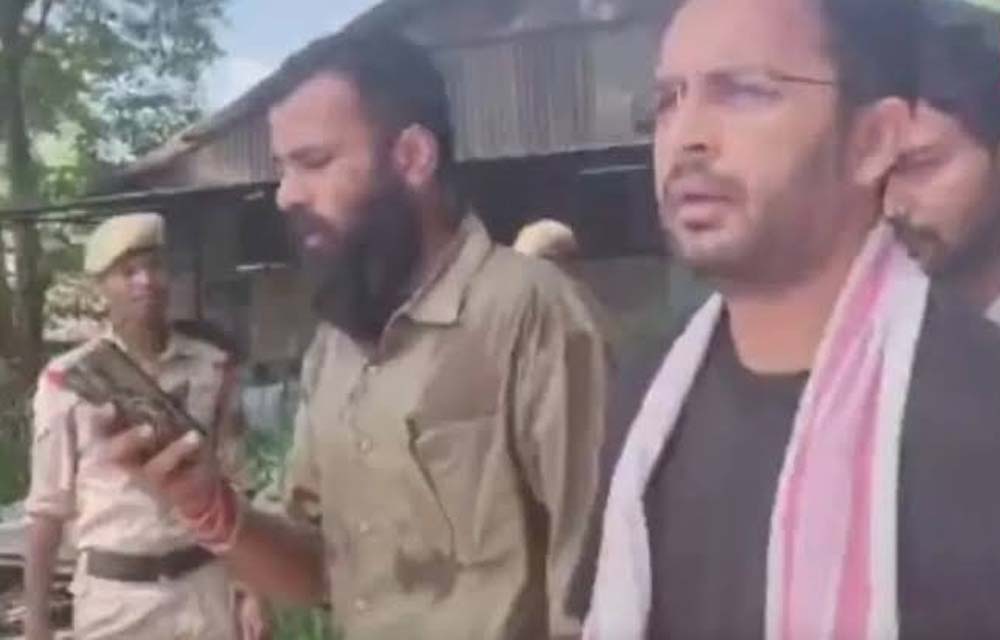 असम में आशुतोष रांका समेत CJP कार्यकर्ता हिरासत में, अभिजीत दीपके ने जताया विरोध असम में आशुतोष रांका समेत CJP कार्यकर्ता हिरासत में, अभिजीत दीपके ने जताया विरोध