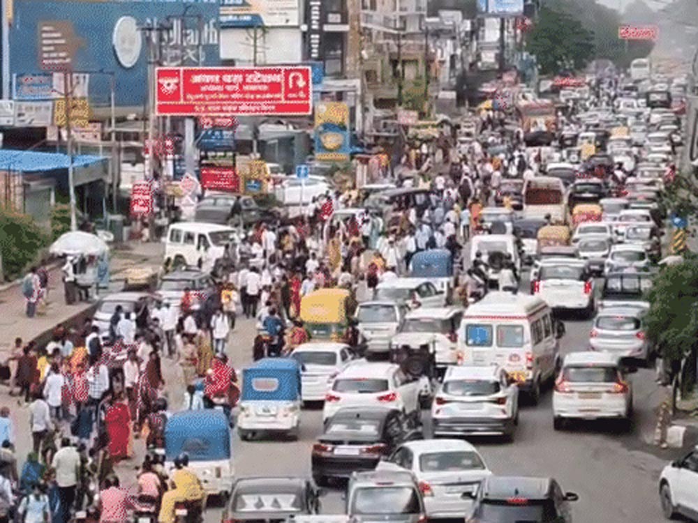 गोमतीनगर से पिकप भवन जाना हुआ आसान, लखनऊ में नई यू-टर्न व्यवस्था लागू गोमतीनगर से पिकप भवन जाना हुआ आसान, लखनऊ में नई यू-टर्न व्यवस्था लागू