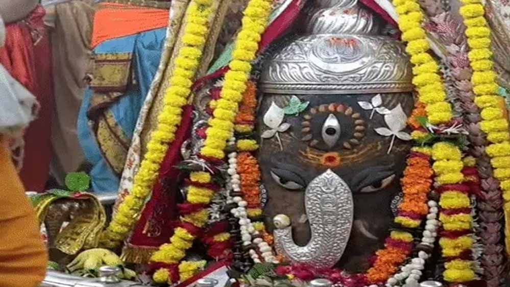 गणेश चतुर्थी पर इंदौर-उज्जैन में भव्य आयोजन, खजराना गणेश पहनेंगे 7 करोड़ के गहने; महाकाल का गणेश स्वरूप में श्रृंगार गणेश चतुर्थी पर इंदौर-उज्जैन में भव्य आयोजन, खजराना गणेश पहनेंगे 7 करोड़ के गहने; महाकाल का गणेश स्वरूप में श्रृंगार