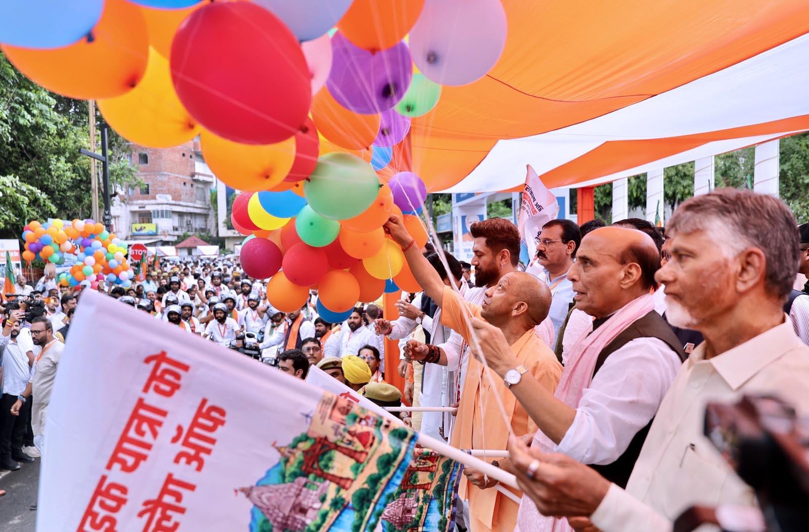 प्रधानमंत्री नरेंद्र मोदी के 76वें जन्मदिवस पर रक्षा मंत्री व मुख्यमंत्री ने काशी में किया ‘सेवा संकल्प अभियान’ का शुभारंभ
