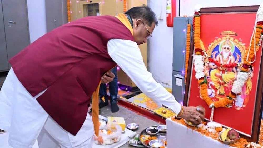 मुख्यमंत्री निवास में भगवान विश्वकर्मा की विधि-विधान से पूजा-अर्चना, प्रदेश की सुख-समृद्धि और खुशहाली की कामना की मुख्यमंत्री निवास में भगवान विश्वकर्मा की विधि-विधान से पूजा-अर्चना, प्रदेश की सुख-समृद्धि और खुशहाली की कामना की