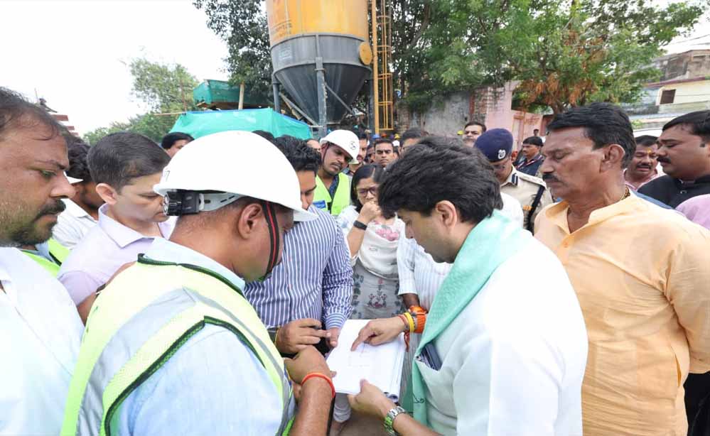 सिंधिया ने मंत्रियों के साथ मल्टीलेवल कार पार्किंग का किया निरीक्षण सिंधिया ने मंत्रियों के साथ मल्टीलेवल कार पार्किंग का किया निरीक्षण