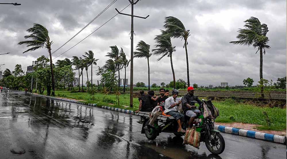 डीप डिप्रेशन तट के करीब, विशाखापट्टनम-गोपालपुर के बीच लैंडफॉल के आसार डीप डिप्रेशन तट के करीब, विशाखापट्टनम-गोपालपुर के बीच लैंडफॉल के आसार