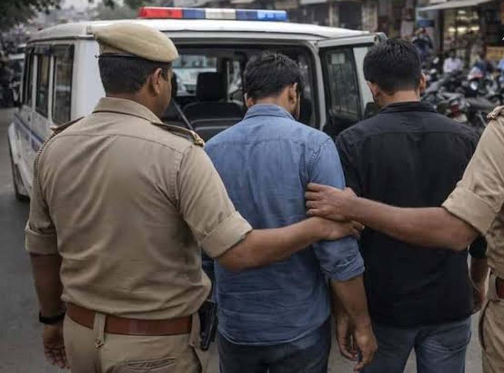 फर्जी गृह विभाग अधिकारी बनकर पोस्टिंग का दावा, कार से मिले नकली ID-पास और सरकारी दस्तावेज