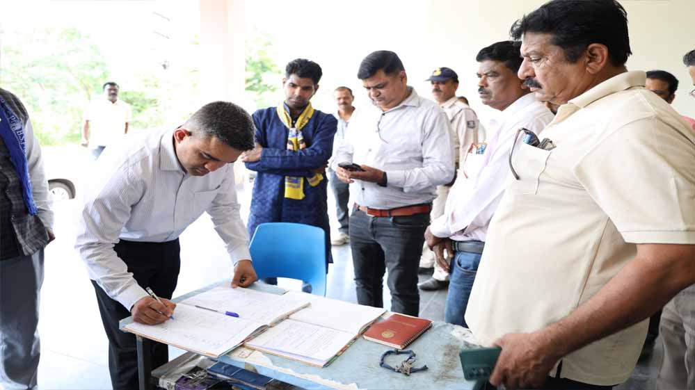 कलेक्टर मिश्रा ने किया EVM गोदाम का निरीक्षण, सुरक्षा व्यवस्था का लिया जायजा कलेक्टर मिश्रा ने किया EVM गोदाम का निरीक्षण, सुरक्षा व्यवस्था का लिया जायजा