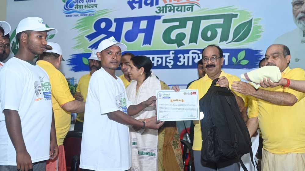 महाराजबंध तालाब में श्रमदान, अरुण साव ने दिलाई स्वच्छता की शपथ महाराजबंध तालाब में श्रमदान, अरुण साव ने दिलाई स्वच्छता की शपथ