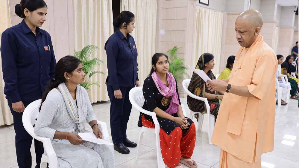 रायबरेली से आए बुजुर्ग की पीड़ा सुन मुख्यमंत्री ने तत्काल दोषियों पर कार्रवाई का दिया निर्देश रायबरेली से आए बुजुर्ग की पीड़ा सुन मुख्यमंत्री ने तत्काल दोषियों पर कार्रवाई का दिया निर्देश