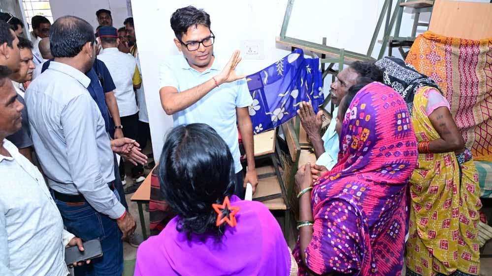 बाढ़ प्रभावितों के बीच पहुंचे वित्त मंत्री ओपी चौधरी, जाना लोगों का हाल बाढ़ प्रभावितों के बीच पहुंचे वित्त मंत्री ओपी चौधरी, जाना लोगों का हाल