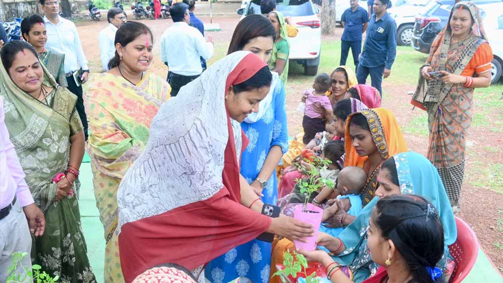 अभनपुर के निमोरा और धुसेरा में ‘आंगन मिलन सेवा’ कार्यक्रम में मंत्री लक्ष्मी राजवाड़े हुईं शामिल, गोद भराई और अन्नप्राशन संस्कार में लिया भाग