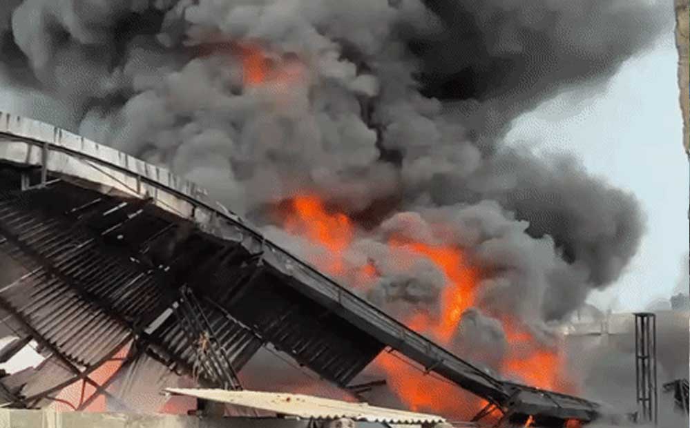 Jalandhar Fire: गद्दे की फैक्ट्री धधकी, आसमान में छाया काला धुआं; आग बुझाने पहुंचीं 10 फायर ब्रिगेड की गाड़ियां Jalandhar Fire: गद्दे की फैक्ट्री धधकी, आसमान में छाया काला धुआं; आग बुझाने पहुंचीं 10 फायर ब्रिगेड की गाड़ियां