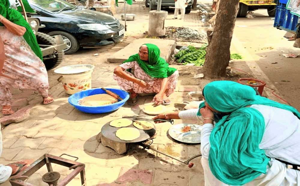 किसानों के समर्थन में पहुंचे रेशम अनमोल, महिलाओं के पैर दबाए और लंगर सेवा की; तीसरे दिन भी मोर्चा जारी