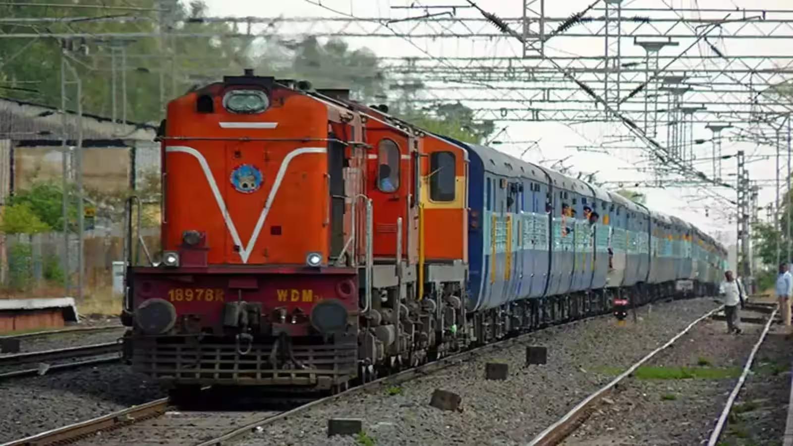 दिवाली-छठ पर ट्रेनों में बढ़ेगी सीटों की संख्या, कई रूटों पर चलेंगी स्पेशल ट्रेनें दिवाली-छठ पर ट्रेनों में बढ़ेगी सीटों की संख्या, कई रूटों पर चलेंगी स्पेशल ट्रेनें