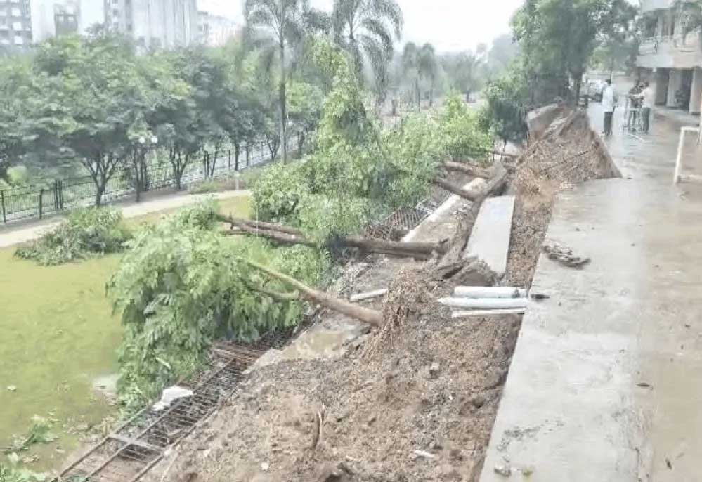 कलियासोत नदी के मुहाने पर धंसी जमीन, कारें दबीं और पेड़ गिरे; मौके पर पहुंचा प्रशासन