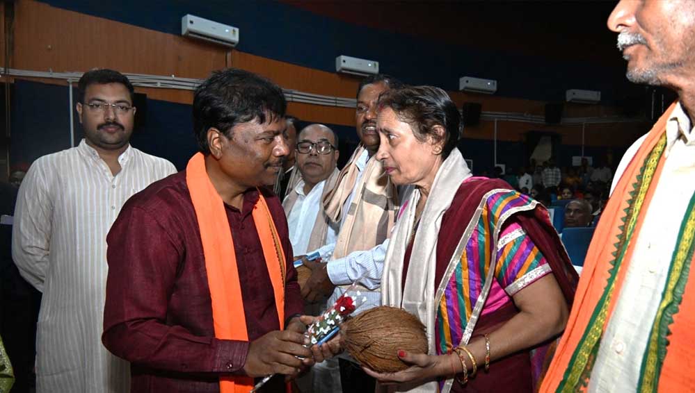 शिक्षकों के सम्मान में सजा मंच, केदार कश्यप ने सेवानिवृत्त शिक्षकों और शिक्षा दूतों को दिए सम्मान शिक्षकों के सम्मान में सजा मंच, केदार कश्यप ने सेवानिवृत्त शिक्षकों और शिक्षा दूतों को दिए सम्मान