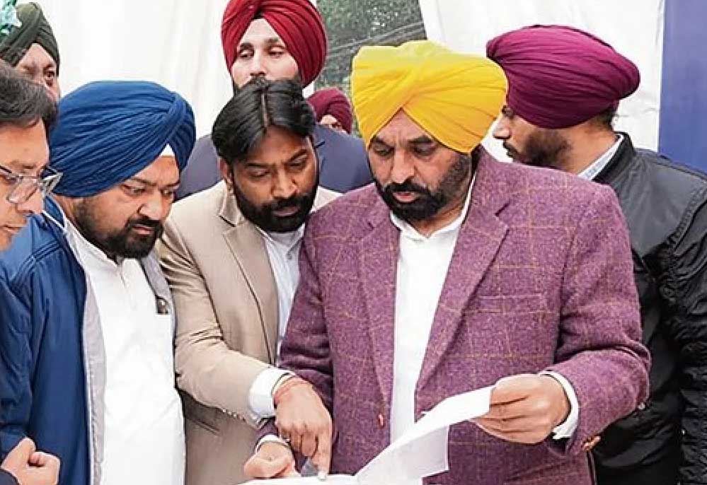 पंजाब चुनाव के लिए AAP का मेगा प्लान, बादल-कैप्टन के गढ़ में सेंधमारी की तैयारी पंजाब चुनाव के लिए AAP का मेगा प्लान, बादल-कैप्टन के गढ़ में सेंधमारी की तैयारी