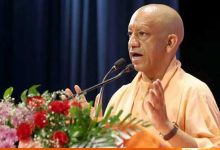 वाराणसी में बाढ़ प्रभावितों के राहत सामग्री वितरण कार्यक्रम में सम्मिलित हुए मुख्यमंत्री योगी आदित्यनाथ
