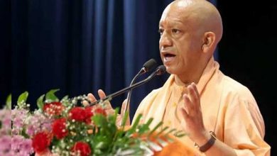 वाराणसी में बाढ़ प्रभावितों के राहत सामग्री वितरण कार्यक्रम में सम्मिलित हुए मुख्यमंत्री योगी आदित्यनाथ
