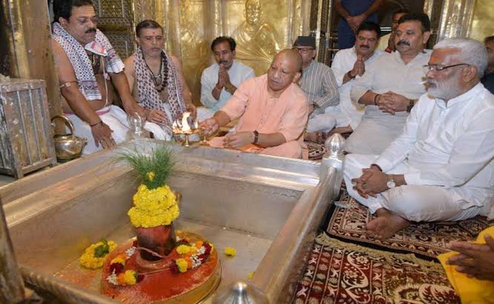 मुख्यमंत्री ने कालभैरव और बाबा विश्वनाथ की चौखट पर मत्था टेका