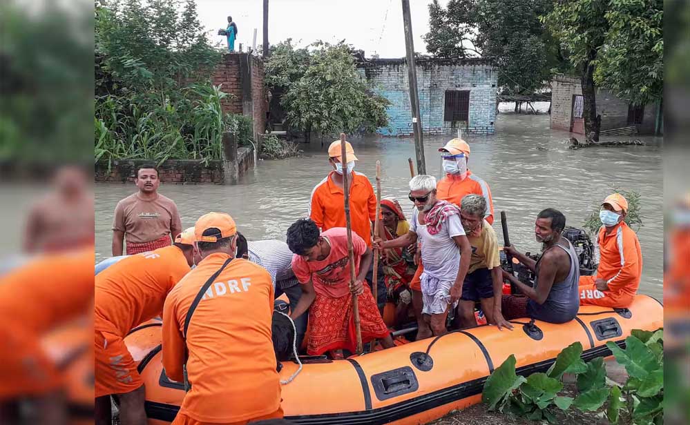 बाढ़ में योगी सरकार का राहत अभियान तेज, 19 हजार से ज्यादा लोगों को सुरक्षित स्थानों पर पहुंचाया बाढ़ में योगी सरकार का राहत अभियान तेज, 19 हजार से ज्यादा लोगों को सुरक्षित स्थानों पर पहुंचाया