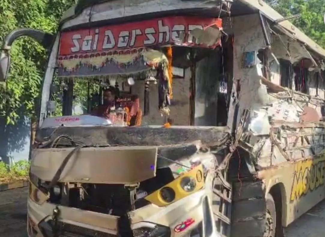 रात में सफर पड़ा भारी! राजस्थान जा रही लग्जरी बस ट्रक से भिड़ी, 7 की मौत रात में सफर पड़ा भारी! राजस्थान जा रही लग्जरी बस ट्रक से भिड़ी, 7 की मौत