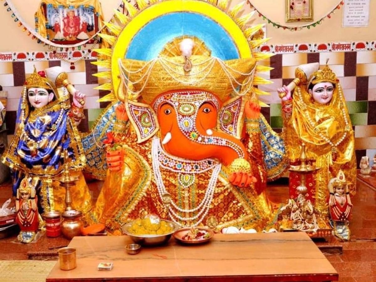 वृंदावन के पुजारियों के सानिध्य में संगमरमर से बनने वाले भव्य गणेश मंदिर की रखी गई नींव वृंदावन के पुजारियों के सानिध्य में संगमरमर से बनने वाले भव्य गणेश मंदिर की रखी गई नींव