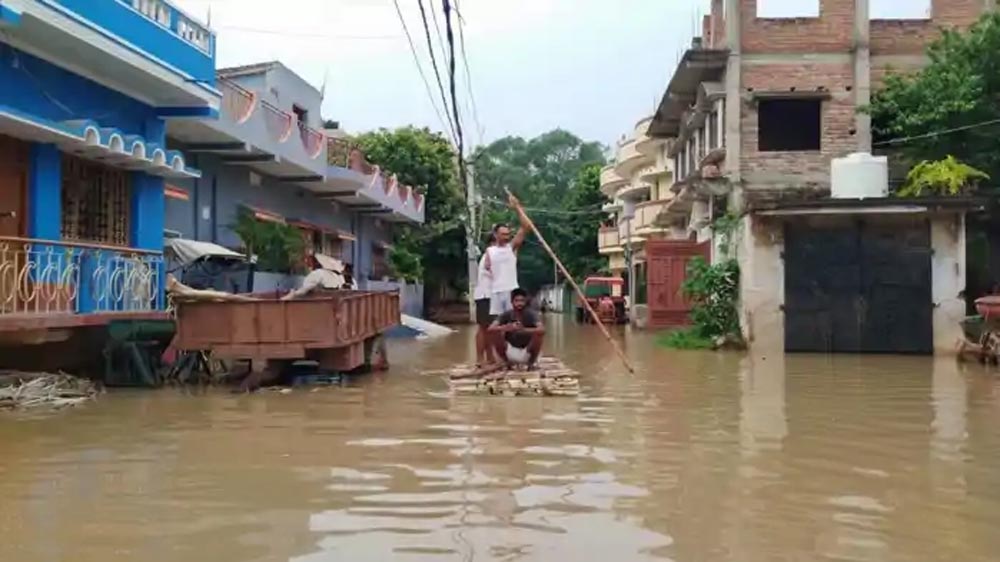 बिहार में बाढ़ का कहर तेज, गंगा का पानी HFL के पार; छपरा में बांध टूटा, मुंगेर में डायवर्सन बहा बिहार में बाढ़ का कहर तेज, गंगा का पानी HFL के पार; छपरा में बांध टूटा, मुंगेर में डायवर्सन बहा