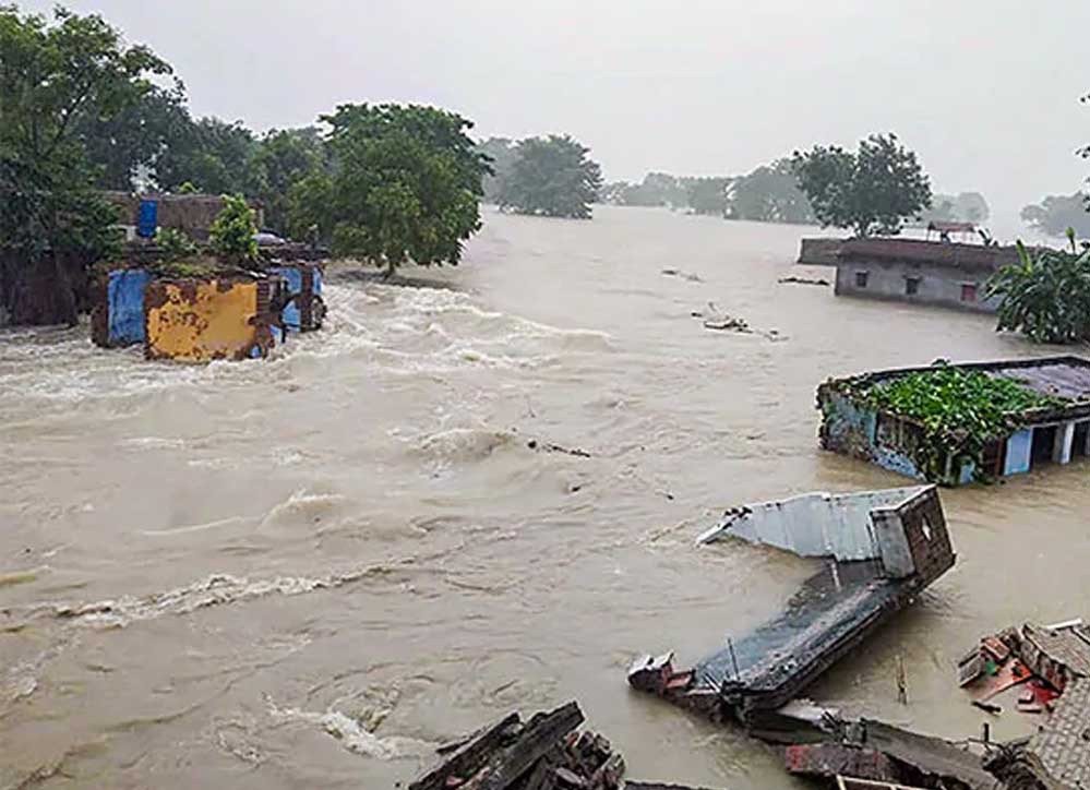 बिहार में बाढ़ से बिगड़े हालात, 22.42 लाख लोग पानी से घिरे; गंगा ने तोड़ा पुराना रिकॉर्ड बिहार में बाढ़ से बिगड़े हालात, 22.42 लाख लोग पानी से घिरे; गंगा ने तोड़ा पुराना रिकॉर्ड