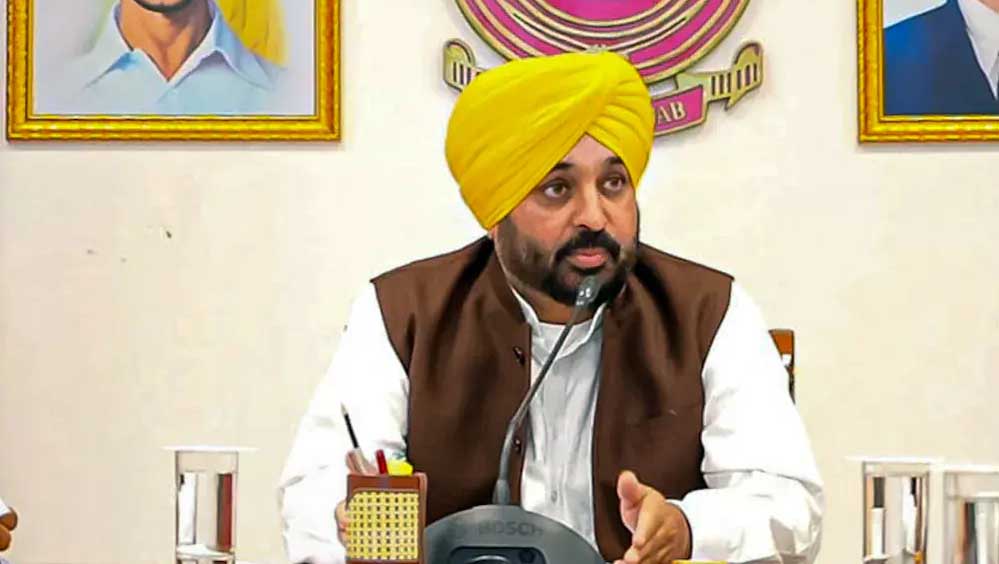काले झंडे, कर्मचारियों का विरोध और स्कूलों से जुड़े मुद्दे... पंजाब में मान सरकार पर बढ़ी सियासी घेराबंदी