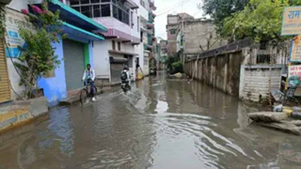 पटना में बारिश ने बढ़ाई मुसीबत, सड़क-गली से स्कूल-मंडी तक जलभराव