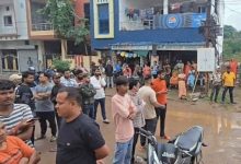 युवक से मारपीट करने वाले पिता-पुत्र पर पुलिस का शिकंजा, निकाला जुलूस
