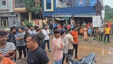 युवक से मारपीट करने वाले पिता-पुत्र पर पुलिस का शिकंजा, निकाला जुलूस
