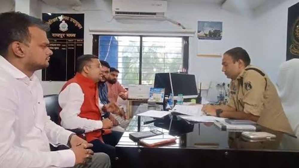 सुप्रिया श्रीनेत और नेहा सिंह के खिलाफ अजय चंद्राकर की कानूनी कार्रवाई, मानहानि का दावा सुप्रिया श्रीनेत और नेहा सिंह के खिलाफ अजय चंद्राकर की कानूनी कार्रवाई, मानहानि का दावा