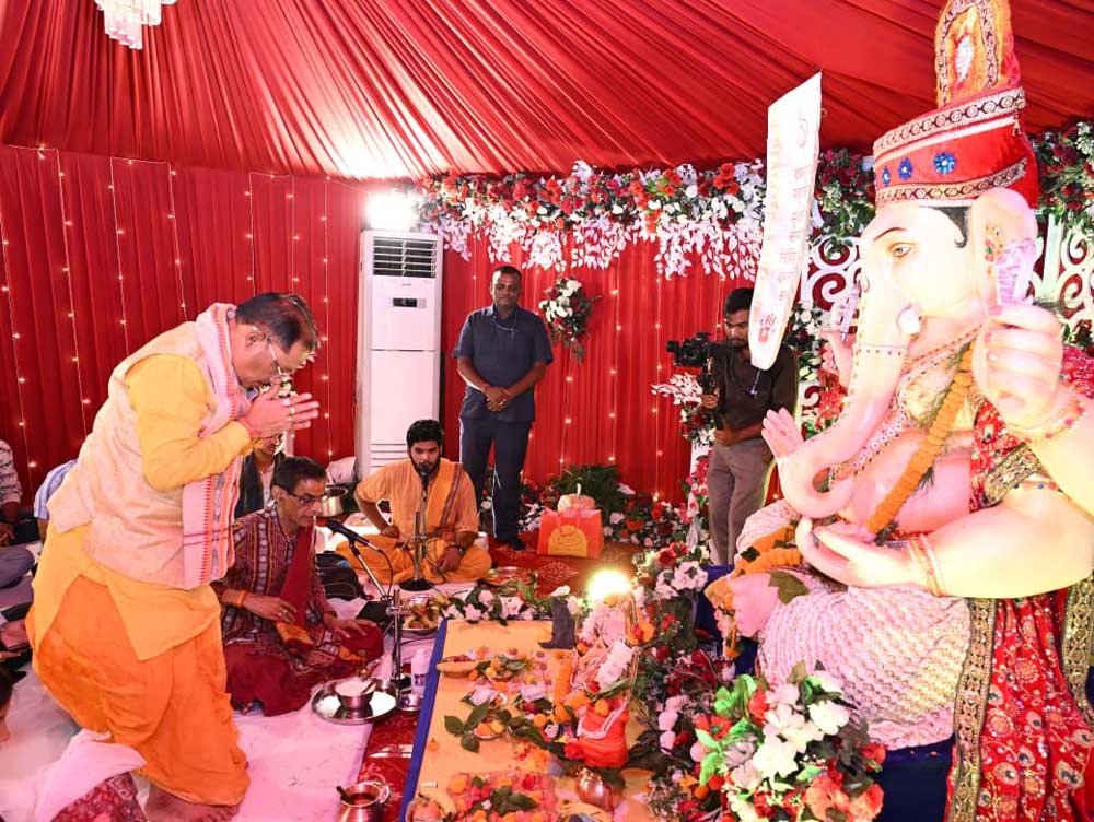 मुख्यमंत्री विष्णु देव साय ने परिवारजनों के साथ विधि-विधान से की गणपति की स्थापना और पूजा-अर्चना मुख्यमंत्री विष्णु देव साय ने परिवारजनों के साथ विधि-विधान से की गणपति की स्थापना और पूजा-अर्चना