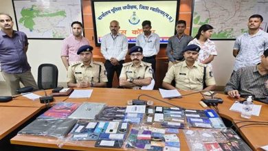 23 मोबाइल, 37 सिम, 11 एटीएम कार्ड, तीन लैपटॉप और छह पासबुक सहित इलेक्ट्रॉनिक उपकरण जब्त; प्रतिमाह 7-8 करोड़ रुपए के लेन-देन का अनुमान