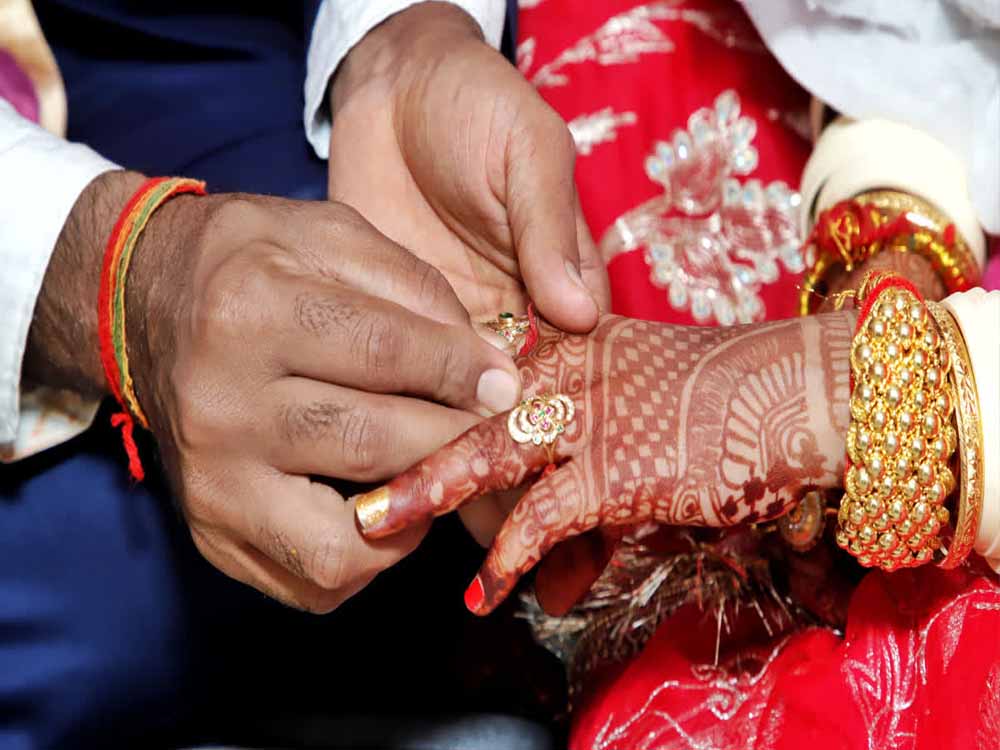 लव मैरिज पर पंचायत का सख्त फैसला, प्रेम विवाह करने वालों के सामाजिक बहिष्कार की बात