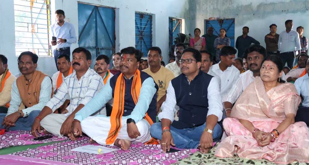 कुंगारपाल में वन मंत्री श्री केदार कश्यप की मौजूदगी में ग्रामीणों ने सुना 'मन की बात' का 138 वां संस्करण कुंगारपाल में वन मंत्री श्री केदार कश्यप की मौजूदगी में ग्रामीणों ने सुना 'मन की बात' का 138 वां संस्करण