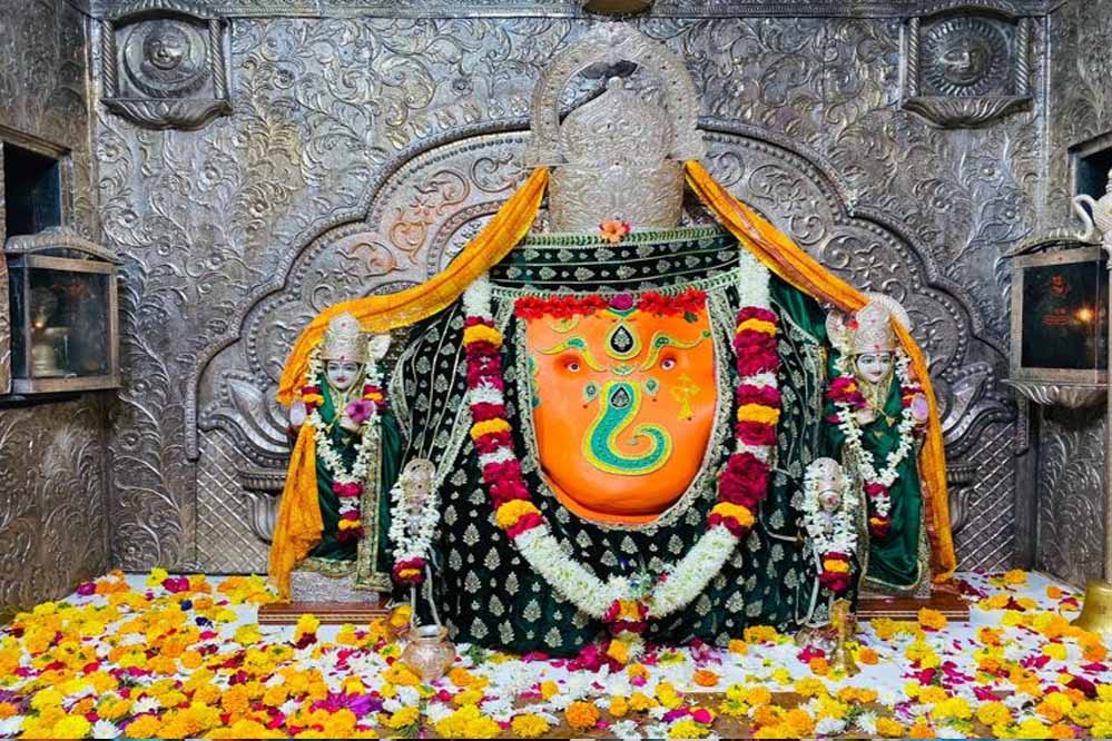 खजराना गणेश मंदिर में भक्तों की सुरक्षा पर बड़ा कदम, 20 करोड़ का कराया गया बीमा खजराना गणेश मंदिर में भक्तों की सुरक्षा पर बड़ा कदम, 20 करोड़ का कराया गया बीमा